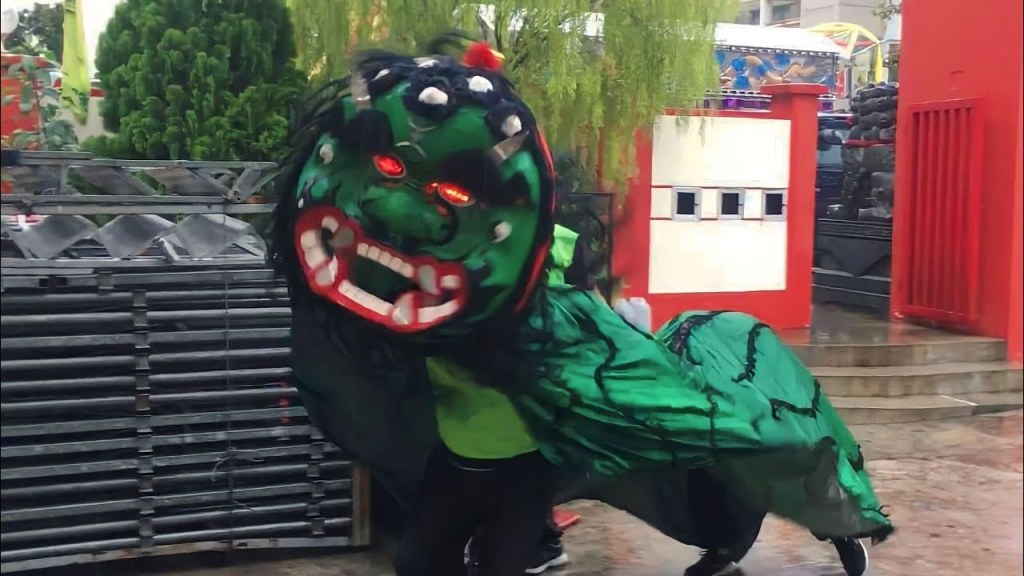 Picture of: 中华青狮体育会 Tiong Wah Green Lion Dance at Chin Fook Meow  Dec